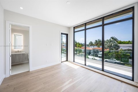 House in Miami Beach, Florida 5 bedrooms, 333.24 sq.m. № 1745847 - photo 14