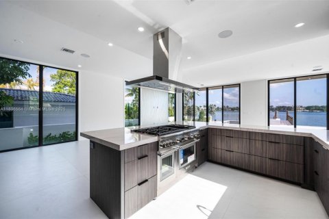 House in Miami Beach, Florida 5 bedrooms, 333.24 sq.m. № 1745847 - photo 5