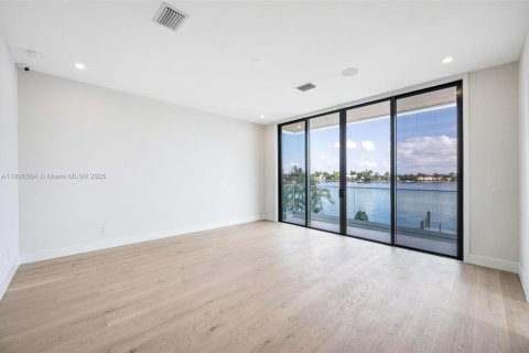 House in Miami Beach, Florida 5 bedrooms, 333.24 sq.m. № 1745847 - photo 6