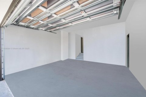 House in Miami Beach, Florida 5 bedrooms, 333.24 sq.m. № 1745847 - photo 28