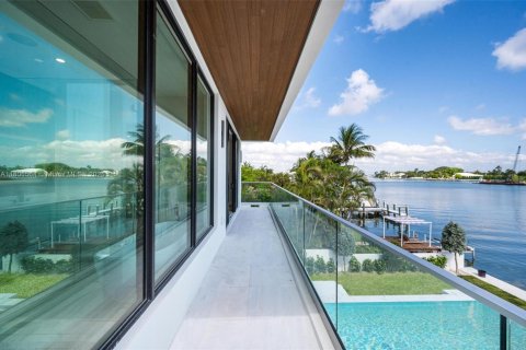 House in Miami Beach, Florida 5 bedrooms, 333.24 sq.m. № 1745847 - photo 12