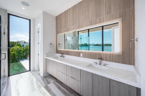 House in Miami Beach, Florida 5 bedrooms, 333.24 sq.m. № 1745847 - photo 8