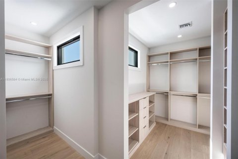 House in Miami Beach, Florida 5 bedrooms, 333.24 sq.m. № 1745847 - photo 11