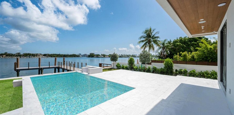House in Miami Beach, Florida 5 bedrooms, 333.24 sq.m. № 1745847
