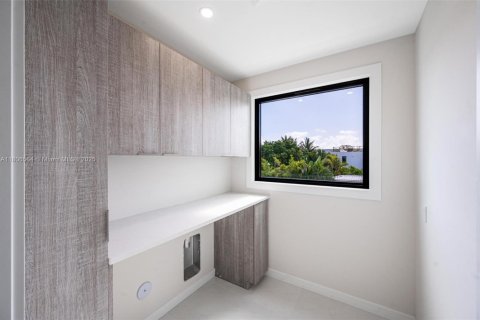 House in Miami Beach, Florida 5 bedrooms, 333.24 sq.m. № 1745847 - photo 23