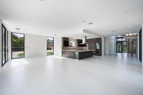 House in Miami Beach, Florida 5 bedrooms, 333.24 sq.m. № 1745847 - photo 3