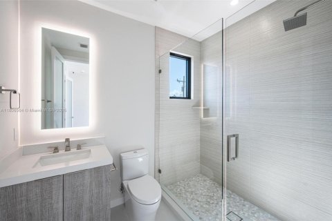 House in Miami Beach, Florida 5 bedrooms, 333.24 sq.m. № 1745847 - photo 15