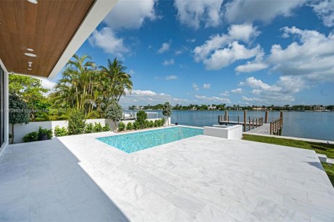 House in Miami Beach, Florida 5 bedrooms, 333.24 sq.m. № 1745847 - photo 25