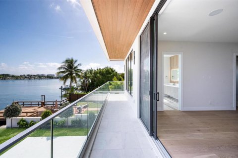 House in Miami Beach, Florida 5 bedrooms, 333.24 sq.m. № 1745847 - photo 13