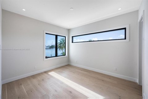 House in Miami Beach, Florida 5 bedrooms, 333.24 sq.m. № 1745847 - photo 18