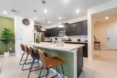 Touwnhouse à vendre à Davenport, Floride: 5 chambres, 213.02 m2 № 2275070 - photo 2