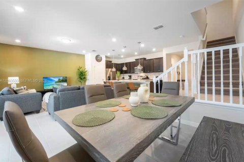 Touwnhouse à vendre à Davenport, Floride: 5 chambres, 213.02 m2 № 2275070 - photo 12