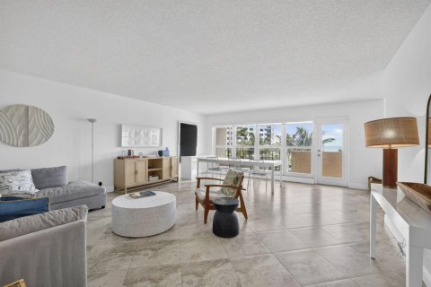 Condo in Lauderdale-by-the-Sea, Florida, 2 bedrooms № 2078103 - photo 11