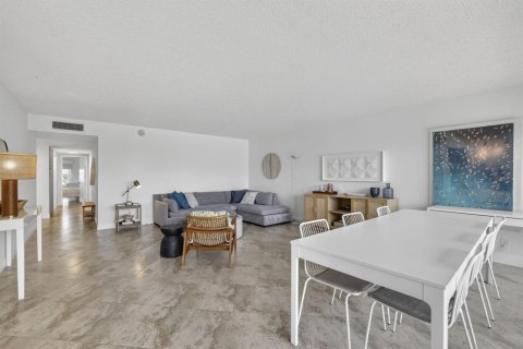 Condo in Lauderdale-by-the-Sea, Florida, 2 bedrooms № 2078103 - photo 13
