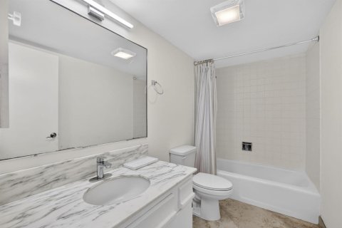 Condo in Lauderdale-by-the-Sea, Florida, 2 bedrooms № 2078103 - photo 28