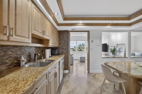 Condo in Lauderdale-by-the-Sea, Florida, 2 bedrooms № 2078103 - photo 24