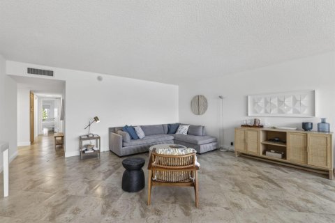 Condo in Lauderdale-by-the-Sea, Florida, 2 bedrooms № 2078103 - photo 14