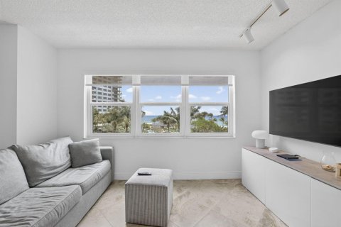 Condo in Lauderdale-by-the-Sea, Florida, 2 bedrooms № 2078103 - photo 18