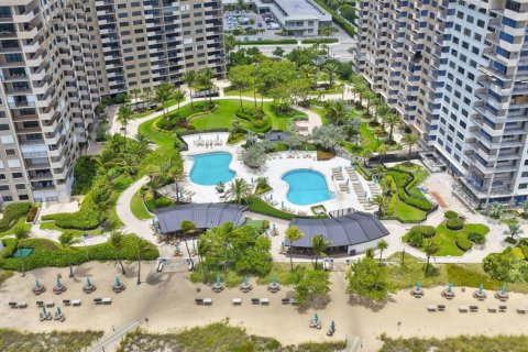 Condo in Lauderdale-by-the-Sea, Florida, 2 bedrooms № 2078103 - photo 2