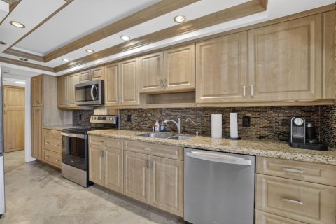 Condo in Lauderdale-by-the-Sea, Florida, 2 bedrooms № 2078103 - photo 23