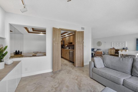 Condo in Lauderdale-by-the-Sea, Florida, 2 bedrooms № 2078103 - photo 20