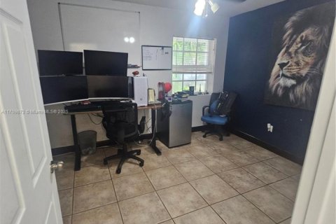 House in Miami, Florida 4 bedrooms, 200.02 sq.m. № 1471109 - photo 26