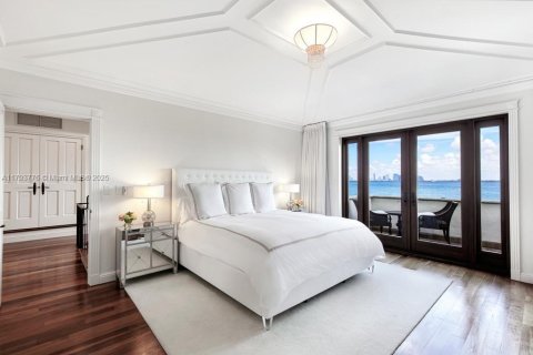 House in Miami Beach, Florida 5 bedrooms, 648.18 sq.m. № 1863835 - photo 12