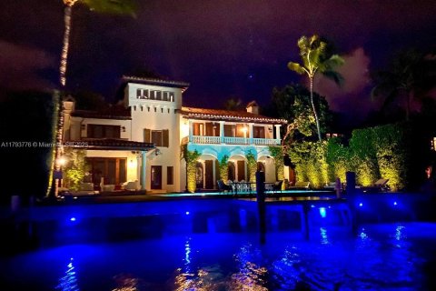 House in Miami Beach, Florida 5 bedrooms, 648.18 sq.m. № 1863835 - photo 7