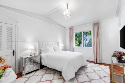 House in Miami Beach, Florida 5 bedrooms, 648.18 sq.m. № 1863835 - photo 13