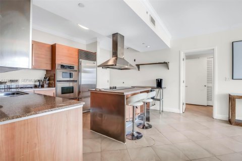 Condo in Miami, Florida, 2 bedrooms  № 2040009 - photo 16
