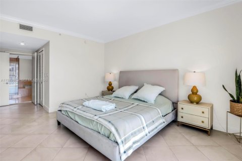 Condo in Miami, Florida, 2 bedrooms  № 2040009 - photo 24