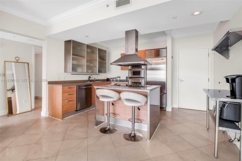Condo in Miami, Florida, 2 bedrooms  № 2040009 - photo 14