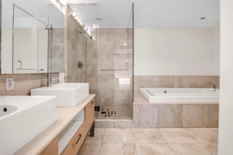 Condo in Miami, Florida, 2 bedrooms  № 2040009 - photo 26