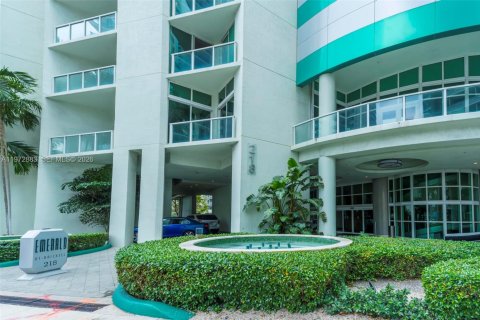 Condo in Miami, Florida, 2 bedrooms  № 2040009 - photo 2