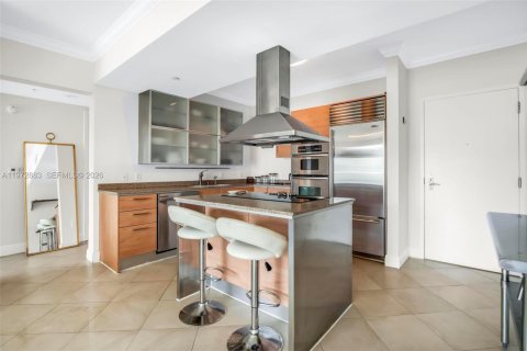 Condo in Miami, Florida, 2 bedrooms  № 2040009 - photo 17