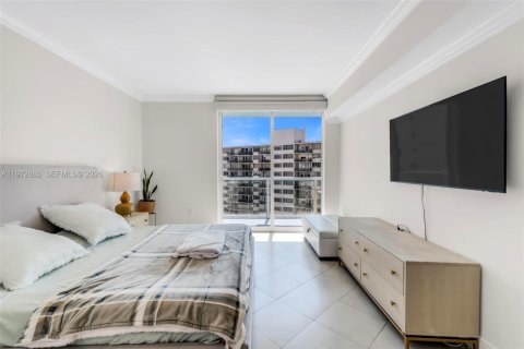 Condo in Miami, Florida, 2 bedrooms  № 2040009 - photo 23