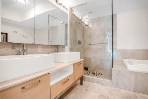 Condo in Miami, Florida, 2 bedrooms  № 2040009 - photo 25