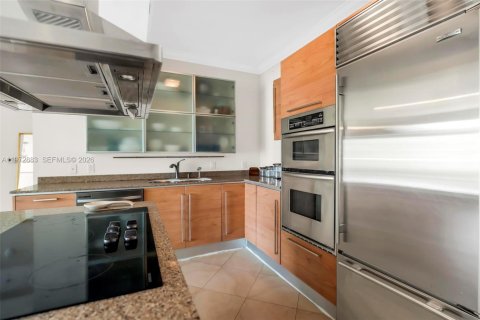 Condo in Miami, Florida, 2 bedrooms  № 2040009 - photo 19
