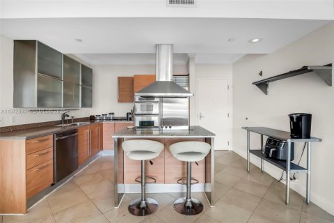 Condo in Miami, Florida, 2 bedrooms  № 2040009 - photo 15
