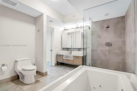Condo in Miami, Florida, 2 bedrooms  № 2040009 - photo 30
