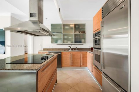 Condo in Miami, Florida, 2 bedrooms  № 2040009 - photo 18