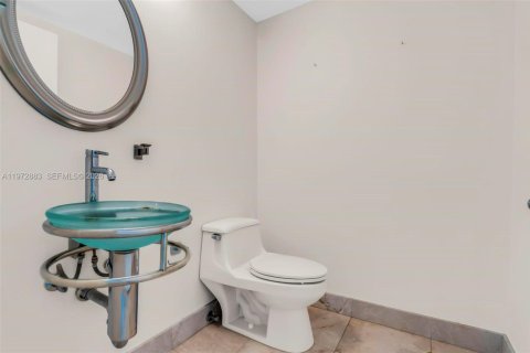 Condo in Miami, Florida, 2 bedrooms  № 2040009 - photo 21