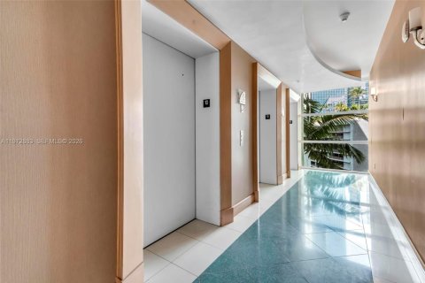 Condo in Miami, Florida, 2 bedrooms  № 2040009 - photo 3