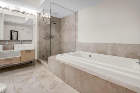 Condo in Miami, Florida, 2 bedrooms  № 2040009 - photo 28
