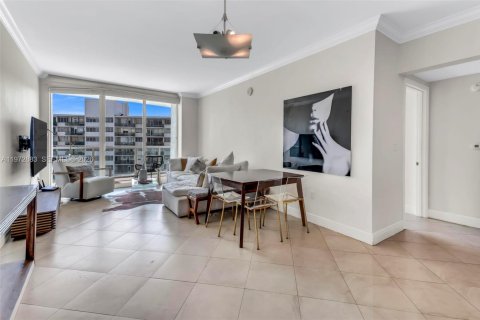 Condo in Miami, Florida, 2 bedrooms  № 2040009 - photo 9