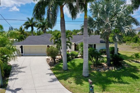 House in Port Charlotte, Florida 3 bedrooms, 225.94 sq.m. № 2113435