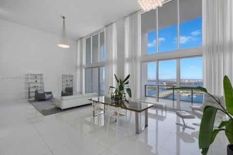 Condominio en venta en Miami, Florida, 3 dormitorios, 396.14 m2 № 1841228 - foto 2