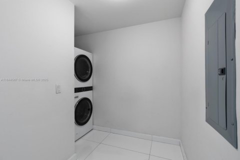 Condominio en venta en Miami, Florida, 3 dormitorios, 396.14 m2 № 1841228 - foto 28