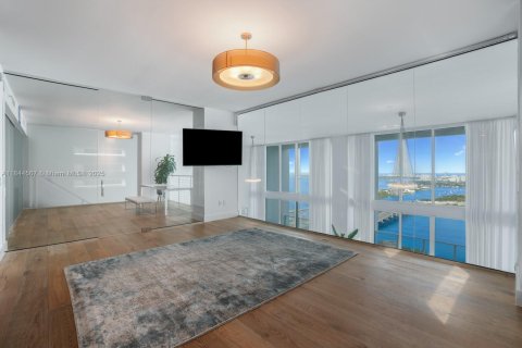 Condominio en venta en Miami, Florida, 3 dormitorios, 396.14 m2 № 1841228 - foto 18