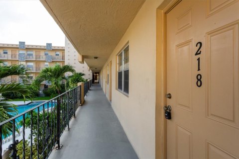 Condominio en venta en Hollywood, Florida, 2 dormitorios, 60.39 m2 № 1836709 - foto 3